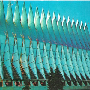 U S Air Force Academy - Cadet Kapelle in der Abenddämmerung - 1983 Colorado Springs, Colorado - Vintage Postkarte