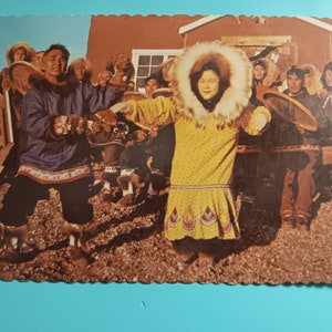Ballo celebrativo eschimese con percussionisti ritmici, Alaska - cartolina vintage 1977