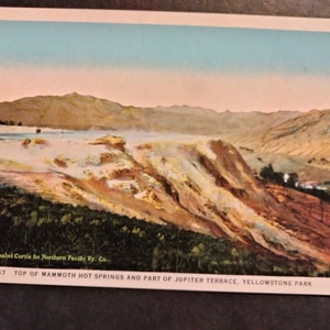 Sommet de Mammoth Hot Springs et partie de Jupiter Terrace - Parc de Yellowstone - carte postale vintage