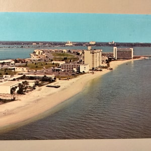 Vista aérea desde el Golfo de México que muestra Clearwater Beach - Postal vintage