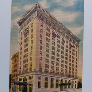 Puede incluir: Postal vintage con una ilustración detallada del hotel The West Virginian en Bluefield, W. Va. El edificio de varios pisos tiene una fachada de color crema con numerosas ventanas y elementos decorativos. El texto 'The West Virginian' es visible.