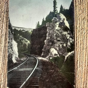 Sixteen Mile Canyon lungo l'estensione della costa del Pacifico di Chicago, Milwaukee e St Paul Railway - 1909 Cartolina d'epoca