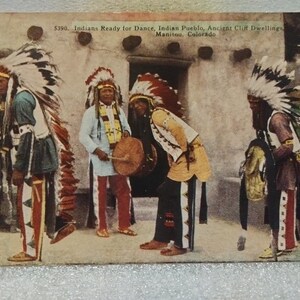 Cartão Postal Indians Ready for Dance - Indian Pueblo - Ancient Cliff Dwellings - Manitou, Colorado Vintage
