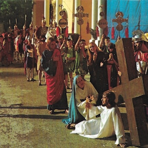 Jesús se encuentra con su madre en el camino al Gólgota - Black Hills Passion Play - Postal vintage