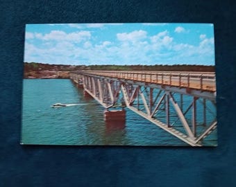 Famoso puente invertido sobre el brazo Glaize, lago de los Ozarks - Postal antigua