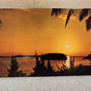 Brillant coucher de soleil tropical le long de la côte inférieure est de la Floride - carte postale vintage