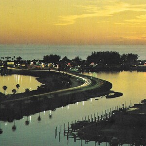 Clearwater Beach en Twilight - Memorial Causeway - Florida - Postal Vintage