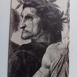 Puede incluir: Impresión en blanco y negro de un retrato de Dante Alighieri, con una corona de laurel. La imagen es un detalle de una obra de Raffaello Sanzio, con texto en la parte inferior que indica el Vaticano, Roma.