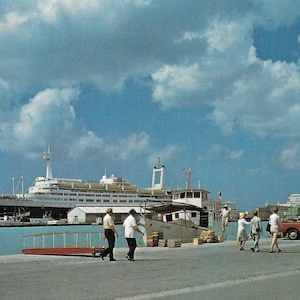 Aruba - Navires de croisière près du centre-ville d'Oranjestad - carte postale vintage