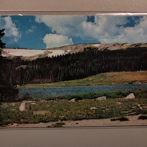 Brooklyn Lake dans la chaîne enneigée du sud du Wyoming - Carte postale vintage