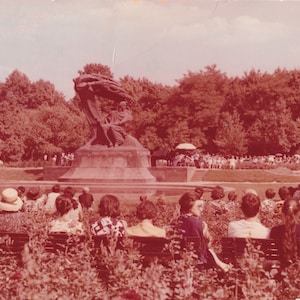 Concert of compositions by Frederic Chopin in Lazienkowski Park - Warszawa - 1977 Vintage Postcard