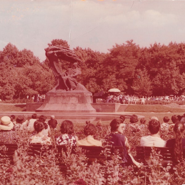 Concert of compositions by Frederic Chopin in Lazienkowski Park - Warszawa - 1977 Vintage Postcard