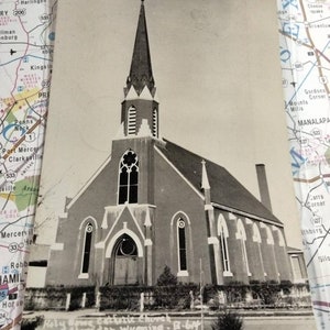 Église catholique Holy Cross - Sheridan, Wyoming - Carte postale vintage 1970