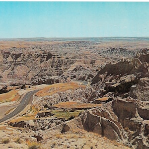 U S Highway 16A - Bad Lands National Monument in South Dakota - Vintage Postcard