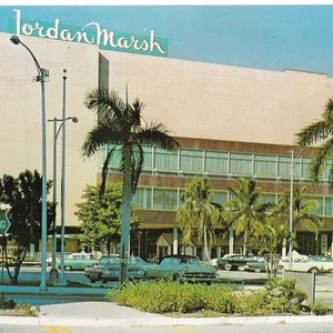 Jordan Marsh - Gran tienda de Miami - Biscayne Blvd en Venetian Causeway - Postal vintage