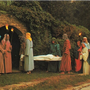 Jesús es llevado a la tumba - Black Hills Passion Play - Postal vintage