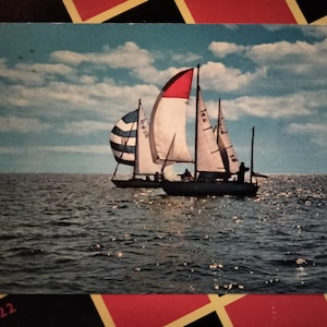 Les voiles pleines sur de l'eau pétillante -1973 Carte postale vintage