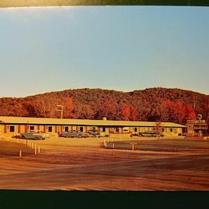 The Motel Vacationer - Munising, Michigan - Vintage Postcard