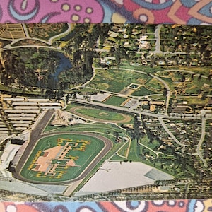 Vista aérea da mundialmente famosa pista de corrida de Santa Anita - Arcadia, Califórnia - Cartão postal vintage