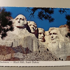 Mont Rushmore « Le sanctuaire de la démocratie » - Black Hills, Dakota du Sud - carte postale vintage