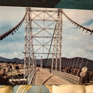 A ponte suspensa mais alta do mundo sobre o Rok - Cartão Postal Vintage