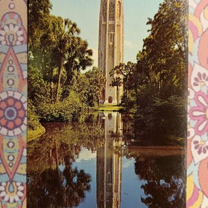 Floridas Majestic Singing Tower & It's Reflection - Vintage Postkarte