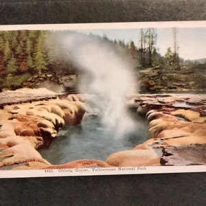 Geyser oblong - Parc de Yellowstone - Carte postale vintage