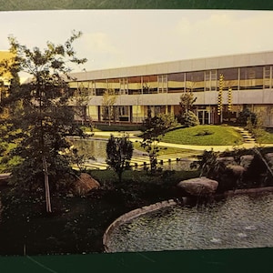 Delta College - Hof-Yard - Universitäts-Stadt, Mich.- Vintage Postkarte