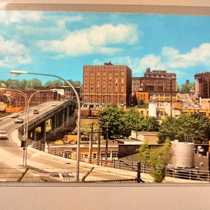 Washington Street Bridge et Skyline - Jamestown, New York - carte postale vintage