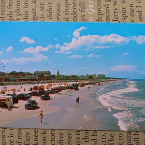 Conduisez le long de la plage - La plage la plus célèbre du monde - Daytona Beach - carte postale vintage