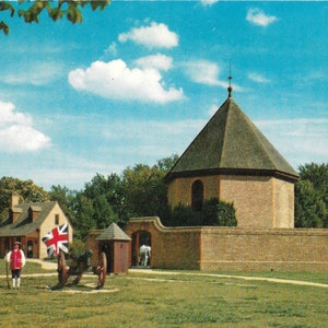 Revista y caseta de vigilancia - Williamsburg, Virginia - Postal vintage