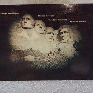 Mémorial national du Mont Rushmore - Black Hills, Dakota du Sud - carte postale vintage