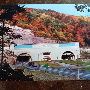 L'autoroute la plus pittoresque du monde - Pennsylvania Turnpike - Carte postale ancienne