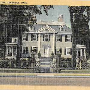 Puede incluir: Una postal vintage que representa la casa Longfellow en Cambridge, Massachusetts. La casa es una casa grande, blanca, de dos pisos con una valla negra y árboles verdes en primer plano.