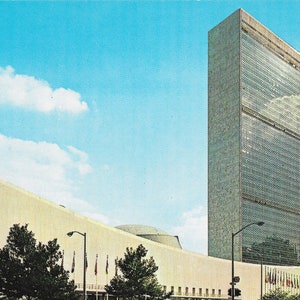 United Nations Headquarters - General Assembly & Secretarial Building - Vintage Postcard