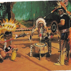 Cartão Postal Shield Dancers - Swift Hawk & Spotted Horse - Otoe Missourian Indians - 1968 Vintage