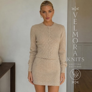 Könnte beinhalten: Ein beiges Strick-Set bestehend aus einer langärmeligen Strickjacke mit Knopfleiste und Rundhalsausschnitt sowie einem passenden Minirock. Der Stoff hat eine texturierte, melierte Optik. Rechts steht der Text VELMORA KNITS KNITTING PATTERNS.