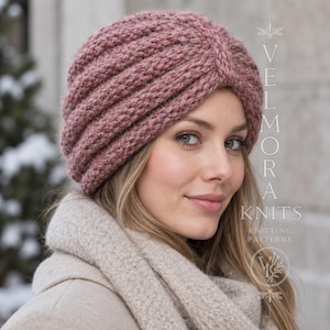 Könnte beinhalten: Eine altrosa Strickmütze im Turban-Stil mit einem strukturierten Rippenmuster und einem zentralen Knotendetail. Der Text VELMORA KNITS KNITTING PATTERNS ist auf der rechten Seite in einer weißen, vertikalen Serifenschrift zu sehen.