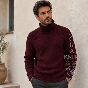 Op de afbeelding: Een diepbordeauxrode coltrui met een grove breistructuur, lange mouwen met geribbelde boorden en een hoge omgeslagen kraag. De tekst VELMORA KNITS KNITTING PATTERNS is verticaal zichtbaar aan de rechterkant van de afbeelding.