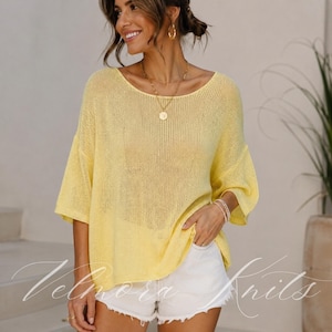 Könnte beinhalten: Ein hellgelbes Strickoberteil mit Rundhalsausschnitt und kurzen Ärmeln. Das Oberteil wird mit weißen Shorts kombiniert. Das Bild enthält den Text "Velmora Knits". Das Oberteil ist einfarbig und scheint aus leichtem Material zu sein.