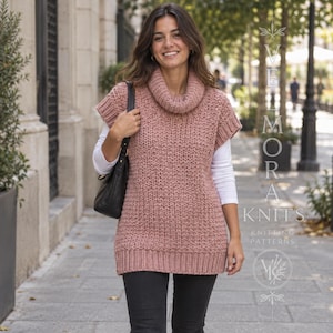Puede incluir: Un suéter sin mangas en color rosa empolvado con textura de punto grueso, cuello holgado y ribetes acanalados en el dobladillo y las sisas. La prenda se lleva sobre una camiseta blanca de manga larga. El texto a la derecha dice VELMORA KNITS.
