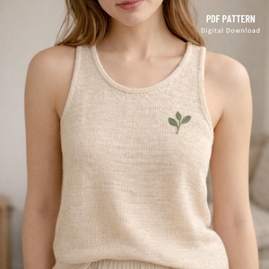 Könnte beinhalten: Ein beigefarbenes Strick-Tanktop mit einem kleinen, gestickten grünen Blattmuster. Das Top hat einen Rundhalsausschnitt und ist aus einem strukturierten, hellfarbigen Stoff gefertigt. Der Text oben rechts lautet "PDF PATTERN Digital Download".