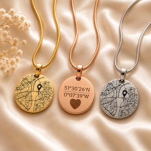 Può includere: Tre collane con ciondoli rotondi. Una è dorata, una è in oro rosa e una è argentata. Il ciondolo in oro rosa ha coordinate e un cuore. Ogni collana ha una catena e un ciondolo con un design a mappa.