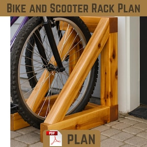 Può includere: Un progetto di supporto in legno per bici e scooter. Il supporto è realizzato in legno marrone chiaro ed è progettato per contenere una ruota di bicicletta. Il testo "BIKE AND SCOOTER RACK PLAN" è nella parte superiore dell'immagine. La parola "PLAN" è in basso.