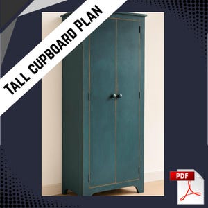 Può includere: Un'alta credenza color teal con due ante e piccole manopole rotonde. La credenza ha una finitura leggermente invecchiata con finiture dorate. Il testo "TALL CUPBOARD PLAN" è visualizzato in diagonale in alto a sinistra. Alta circa 180 cm.
