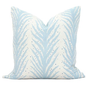 Schumacher Summer Blue Schleichender Farn Kissenbezug: Celerie Kemble Design