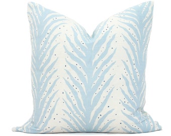 Schumacher Summer Blue Creeping Fern Funda de almohada decorativa, almohada de lanzamiento, almohada de lanzamiento, almohada de acento Celerie Kemble