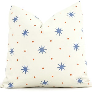 Poszewka na poduszkę Sister Parish Serendipity Star: jasnoniebiesko-pomarańczowa dekoracja