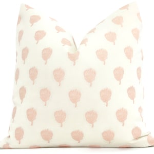 Funda de almohada de alcachofa rosa ruborizada: Sister Parish Petite Skukusa Design