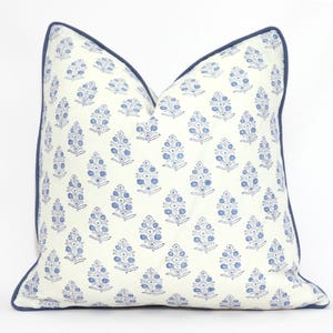 Funda de almohada Schumacher Aditi Blue Floral: Lino estampado a mano con bloques.